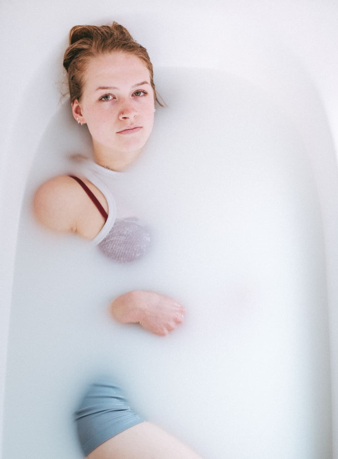 THE BATH IN RED - bright, editorial, fujifilm - photograph 6 of 12 by Marco Meyer, 2023